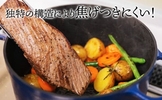 細かい凸凹により食材の触れる面積が少なく、油のなじみもよくなるため焦げつきにくい！