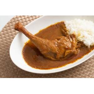 【食卓が騒然】国産おやどりの骨付きモモが丸ごと1本!/六ツ美のあの肉カレー辛口(4個セット)【1276204】