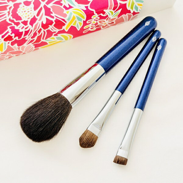 【ふるさと納税】熊野化粧筆 凪定番3本セット 熊野筆ほうこどう【メイクブラシ 化粧筆 ファンデーションブラシ アイシャドーブラシ 熊野筆 伝統工芸 職人技 高級筆 セット ケース ギフト 贈り物】