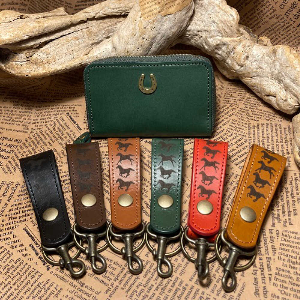 【ふるさと納税】【選べるカラー】蹄鉄ラウンドファスナーコインケース（グリーン）＆馬九いくキーリング / 競馬 馬 競走馬 本革 革小物 ハンドメイド レザー 雑貨 日用品 / 栗東市 / 株式会社ブルズエフ[BIAU016]