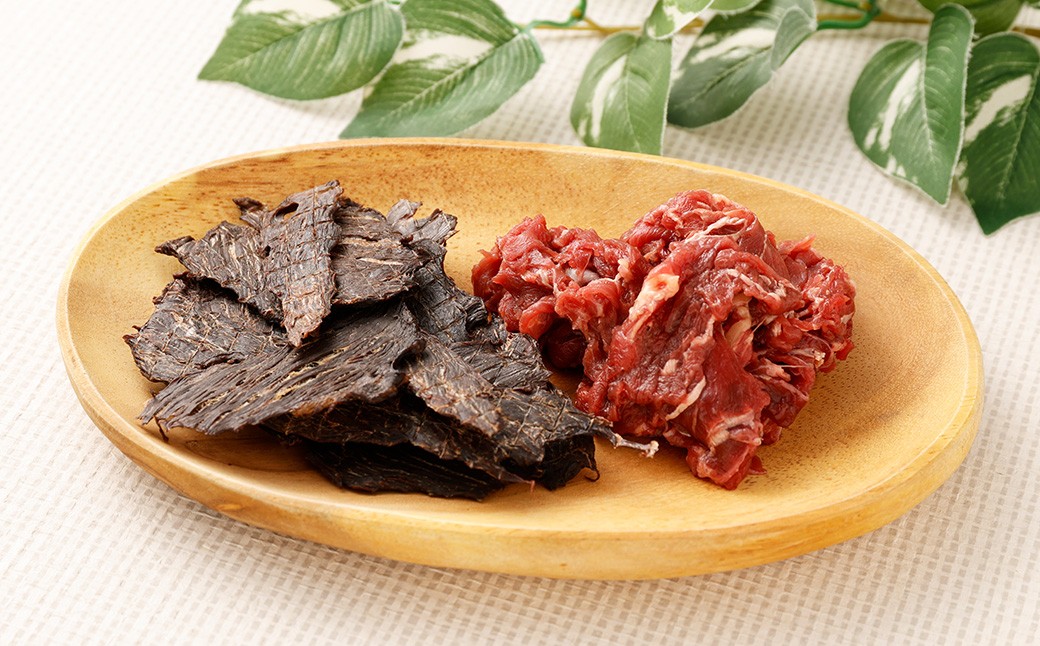 
            【定期便3回】 ペット用馬肉 1kg ＋ 馬刺しジャーキー 100g （50g×2袋） 1.1kg×3回 計3.3g ペット用 馬肉  ペット用馬刺しジャーキー 馬刺ジャーキー ジャーキー 馬刺し 馬刺 馬肉 馬 肉 ペットフード おやつ 無添加 冷凍 熊本県 水上村 【2026年1月上旬～3月下旬迄発送予定】
          