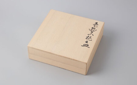 【有田焼】重要無形文化財 色鍋島桃文皿 / 佐賀県 / 今右衛門焼佐賀店有銘堂[41AAAY019]