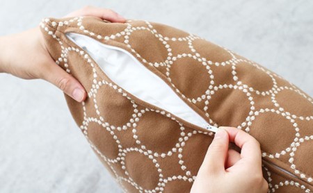 クッション 正方形 1個 45cm キャメル 刺繍 北欧 中身 付き ソファ 家具 インテリア くつろぎ 日用品 秋山木工 mina perhonen エクリュ ミナ ペルホネン タンバリン生地 雑貨