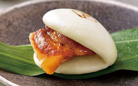 【月替わり3回定期便】長崎名物 皮付三枚肉の角煮まん 5個・長崎県産豚角煮まん 5個・角煮そぼろまん 5個[QAX090]