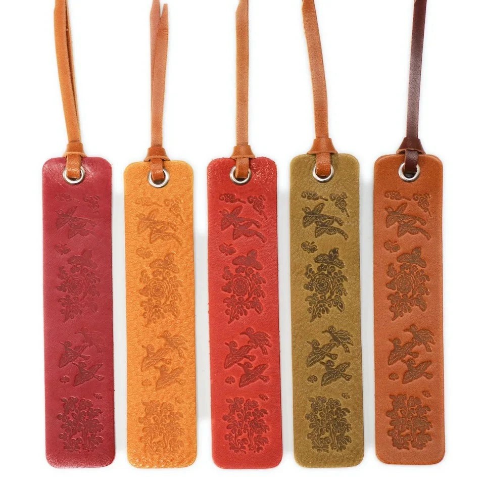 正倉院文様本革しおり（文様1） レッド ブックマーカー アンティークレザー 文庫 本 革 革製品 革小物 薄型 軽量 文房具 雑貨 日用品 おしゃれ ギフト 贈り物 国産 HARUHINO 奈良県 奈