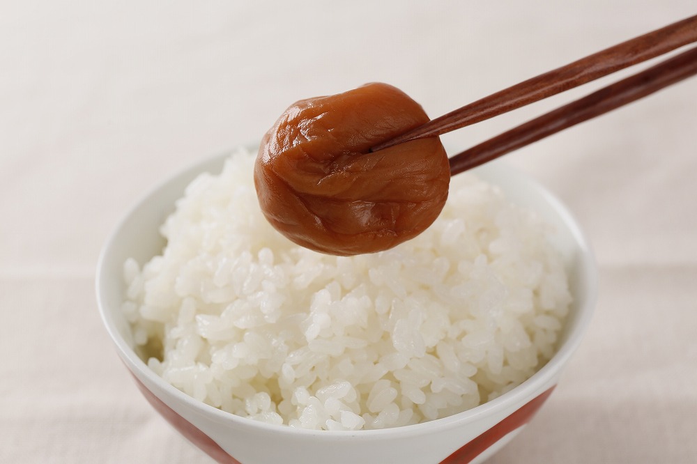 しそかつお梅干し1kg[中玉]2Lサイズ 紀州南高梅 うめぼし 和歌山産(化粧箱入) 紀伊国屋文左衛門本舗【TC32】
