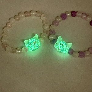 光る猫玉とローズクオーツのブレスレット ジュエリー（レディースサイズ）
