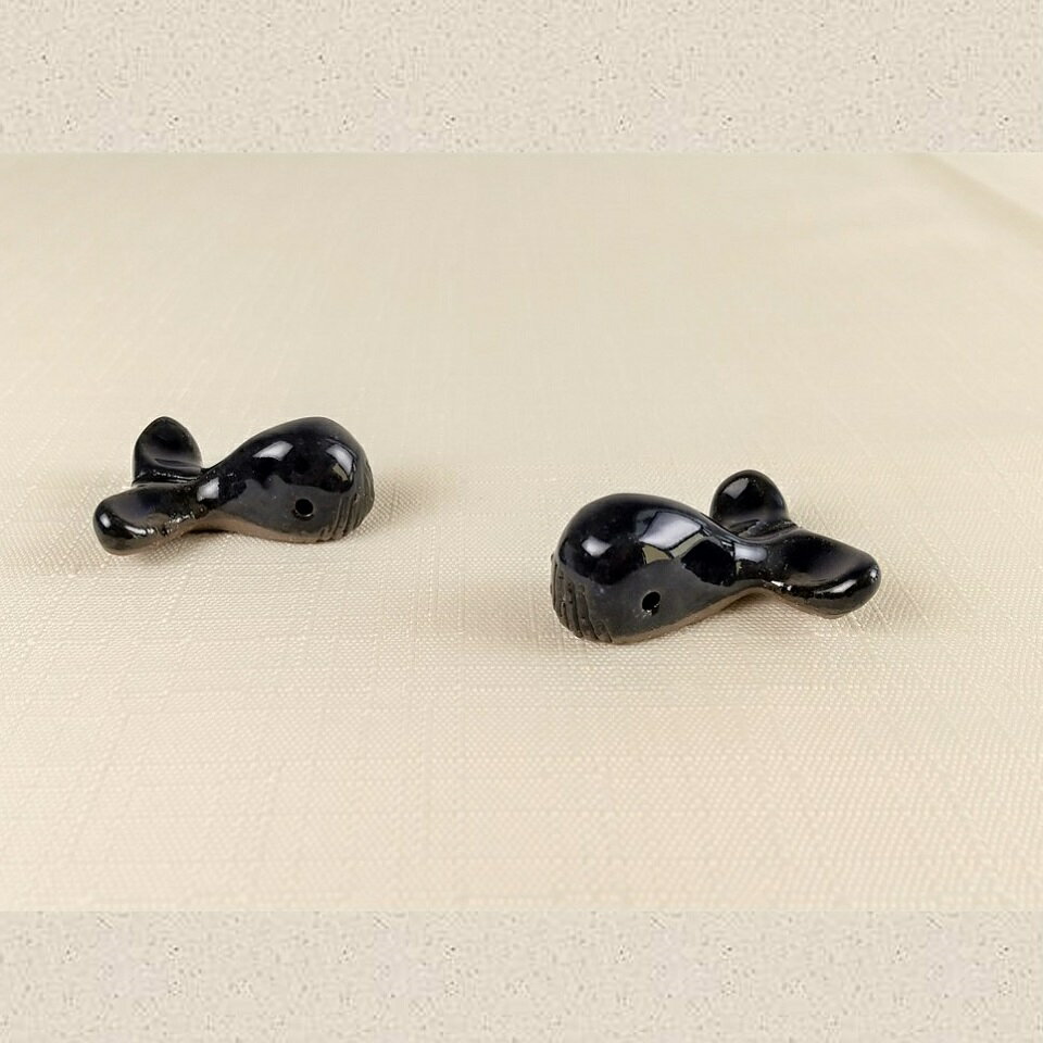 【ふるさと納税】 クジラ 箸置き 日常屋 はしおき 箸おき くじら 鯨 陶器 食卓 小物 ペア 2客 手作り 日常屋 ルリ釉 瑠璃色 かわいい 箸置セット 和食器 テーブルウェア インテリア 食卓雑貨 高知県 黒潮町