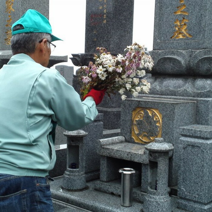 
                  お墓の清掃サービス
                