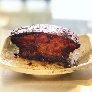 【東京・深川チャーシュー専門店】職人手焼き！香港式の本格焼豚「蜜汁叉焼 豚バラ」《千葉県産銘柄豚 林SPF使用》【kt088-002】