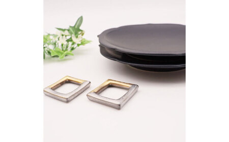 【有田焼】黒マット輪花桔梗渕6.5寸皿＋角リング箸置き（各2点セット） / 佐賀県 / 株式会社深海三龍堂 [41APAD027]