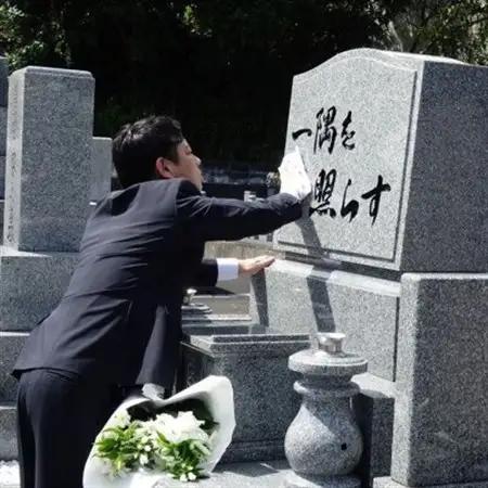 【水巻町のお墓が対象】お墓参り代行サービス(1回)仏花・写真報告書付き【1371326】