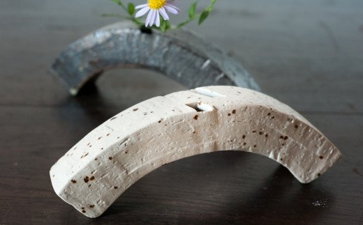 花器 アーチ 白・黒セット 【一輪挿し 手作り 陶器 オブジェ インテリア 癒し 贈り物】(H038115)