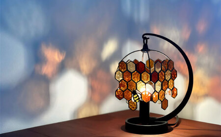 Nijiiro Lamp のステンドグラスのテーブルランプ  ミツバチアンバー【1219183】
