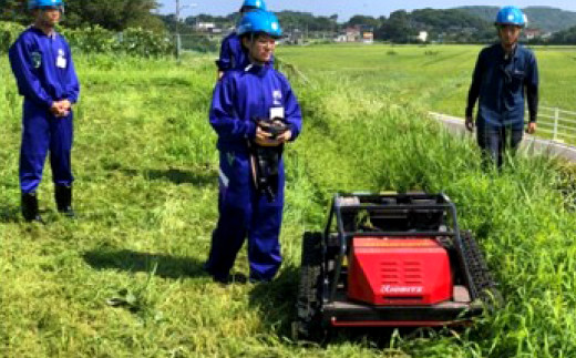 ラジコン草刈機は、傾斜45度の斜面でも、資格不要で楽々ラジコン操縦できます。