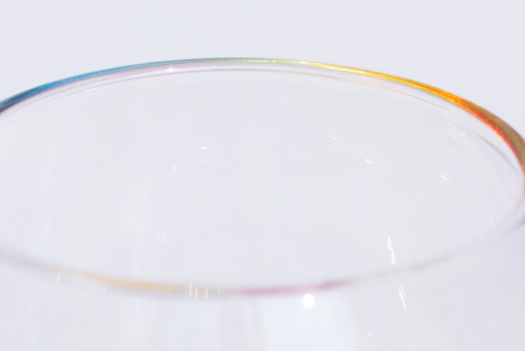 光り加減で口径部分にも虹色が見えます（口元部分は透明ガラスです）