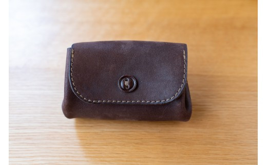 革ボタンのミニ財布・小銭入れ（ダークブラウン）【ボタン二つ穴デザイン コンパクトサイズ モストロレザー使用 エイジング 布で乾拭き ファッション小物 お中元 お歳暮 父の日 母の日 ギフト用 大阪府 門真市 】
