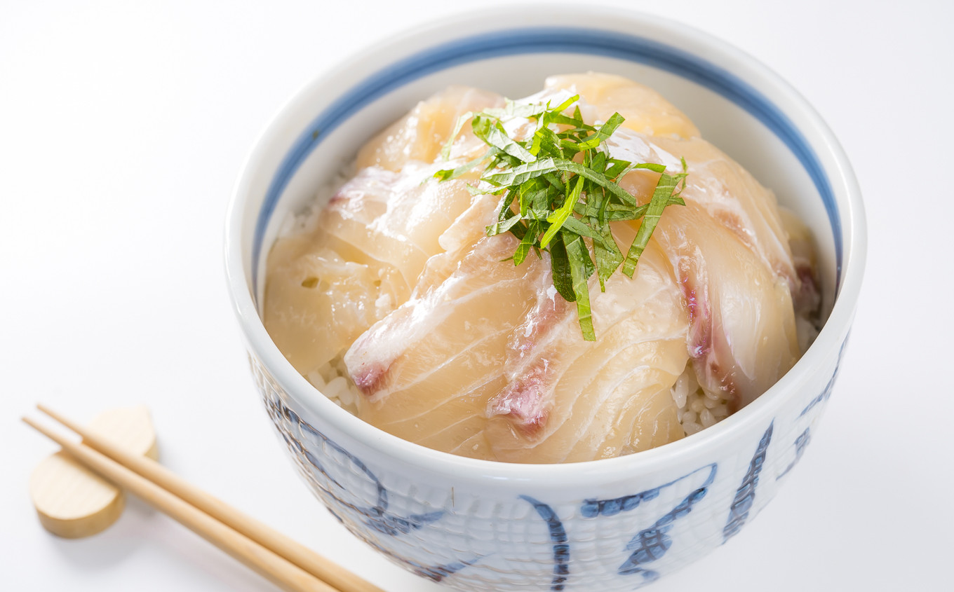 醤油をベースにしながら、繊細なマダイの旨味を引き立てるために昆布だしを使用
ほんのり香るワサビの風味が食欲を引き立てます！