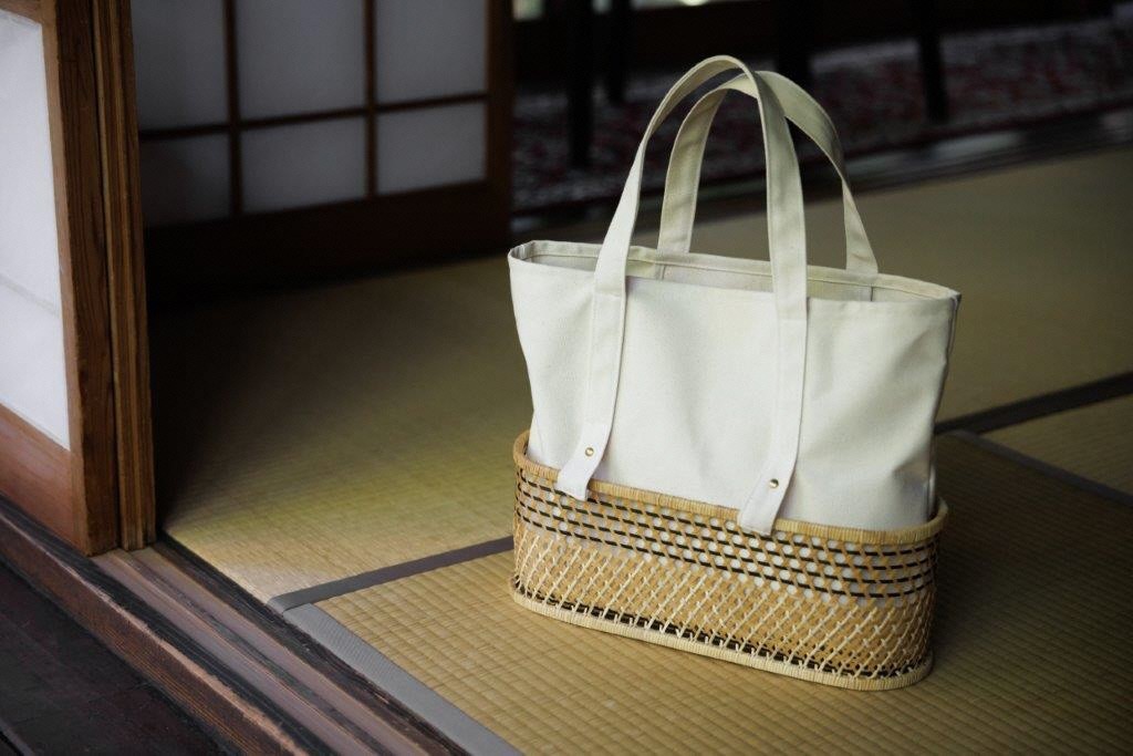 
                  ふたえ籠サイズLホワイト（竹籠フレーム帆布バッグ）工芸品 伝統 バッグ かばん 帆布 かご 籠 かごバッグ 新潟県 阿賀野市 2X02148W
                