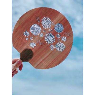 ふるさと納税 松山市 ＜金魚＞愛媛の杉を使った木の透かしうちわ