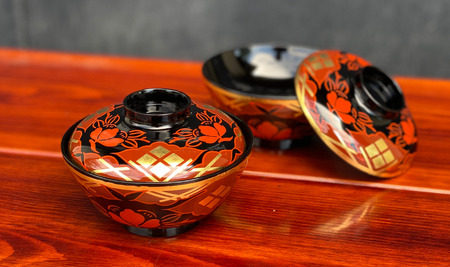【伝統工芸品】【秀衡塗】煮物椀 秀衡椿紋 蓋付 5個入れ【ocy915-tsu-5A】