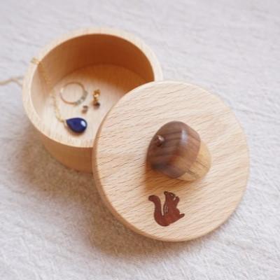 ふるさと納税 北上市 木象嵌　どんぐりの小箱(りす)どんぐり型の持ち手がかわいい木製の小箱【夢工房】 |  | 01