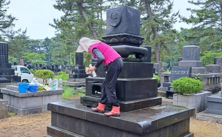 秋田県 能代市 お墓の洗浄と周辺の草取りパック　遠く離れたふるさとに帰省できない方に代わって、ご先祖様の墓地を洗浄し、草取りをします。※対象地域：能代市  お墓 洗浄 草取りお墓参り お盆 お彼岸 ご