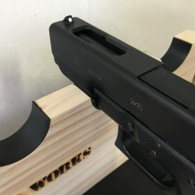 ふるさと納税 横手市 WOOD WORKS ハンドガンスタンド 5丁掛【ナチュラル】 |  | 03