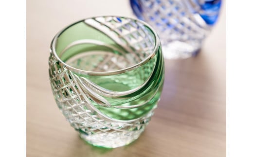 カガミクリスタルの江戸切子 冷酒杯〈魚子流し紋〉緑 T535-2044-CGR | 日本酒 グラス キレイ 上品 お祝い プレゼント 記念日 ギフト ご褒美 オリジナル 日本土産 クリスタルガラス グ