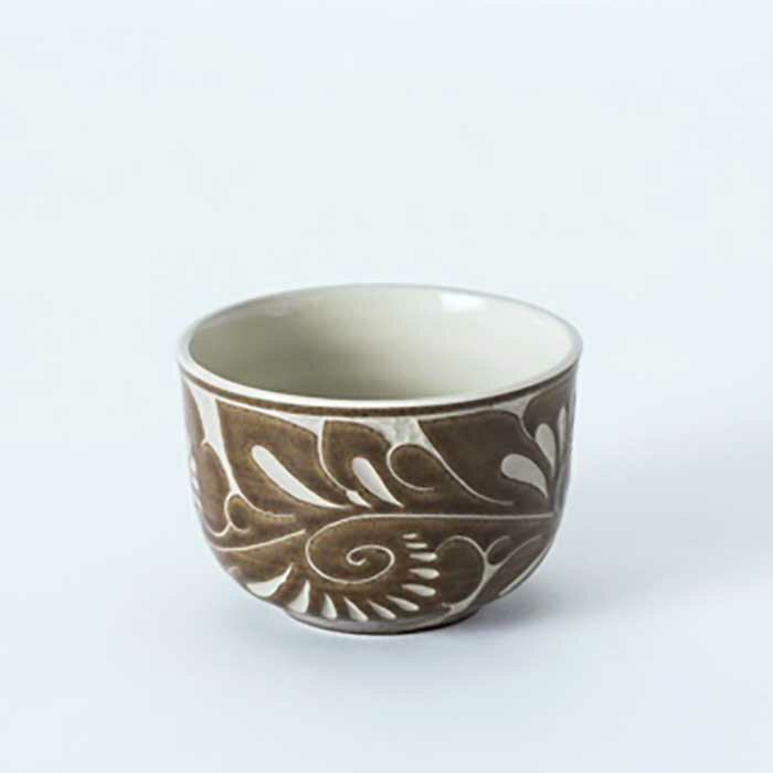 【ふるさと納税】＜受注生産品＞唐草手碗＜飴＞ | 沖縄 那覇市 食器 椀 碗 人気 唐草 伝統工芸 和食器 茶碗 大皿 手作り 工芸品 やちむん