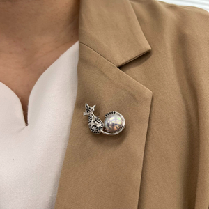 マベパールペンダントブローチ　キャットモチーフ【B03944】