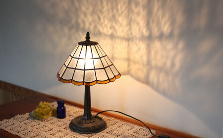 Nijiiro Lamp のステンドグラスのテーブルランプ キノコ【1219850】