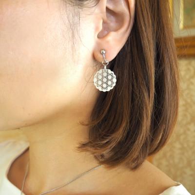 ふるさと納税 大和高田市 白蝶貝のレース彫刻「麻」イヤリング |  | 01