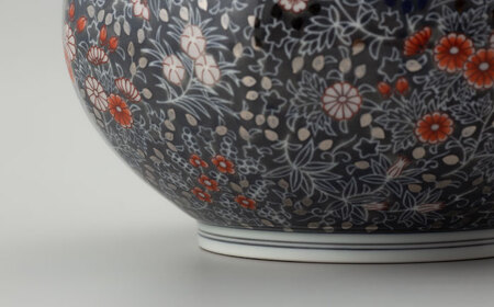 【有田焼】人間国宝十四代目今泉今右衛門作 色絵薄墨墨はじき草花更紗文花瓶 / 佐賀県 / 今右衛門焼佐賀店有銘堂[41AAAY002]