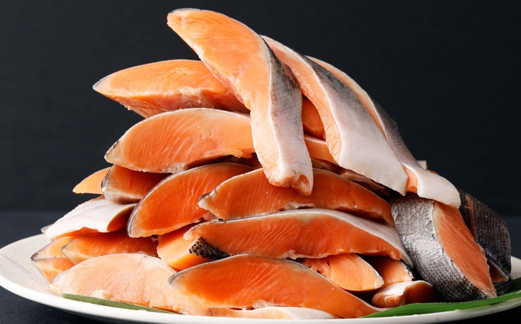 
            国産 定塩銀鮭切り身 合計約2kg （約1kg×2パック） 銀鮭 鮭 さけ サケ 切り身 切身 国内養殖 新鮮 塩漬け 冷凍
          