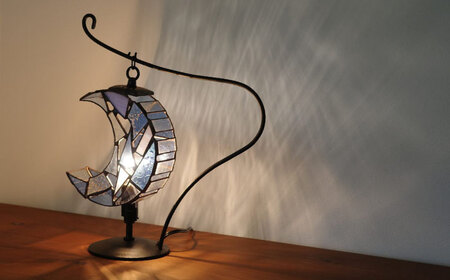 ステンドグラスのテーブルランプ 月 ペールブルー S / ランプ オリジナル ギフト / 瀬戸市 / Ｎｉｊｉｉｒｏ Ｌａｍｐ[BBAD041]