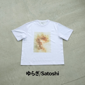 ＜新登場＞VOICE GATHERING アートプリントT-Shirt(ゆらぎ・Mサイズ・1枚) Tシャツ 半袖 トップス ホワイト 白 クルーネック M L サイズ アート デザイン 前面 プリント