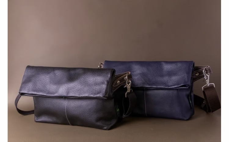 
                  【男女兼用】口折れショルダー〈 バッグ 鞄 カバン クラッチバッグ 革製品 通勤 日本製 本革 豚革 おしゃれ レディース メンズ ファッション 雑貨 プレゼント 誕生日 おすすめ 女性 男性 〉
                