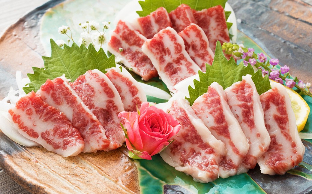 
            【阿蘇牧場】 大トロ馬刺し 約300g 馬刺し 馬肉 刺し身 醤油付き ご褒美 食事 冷凍 熊本県 水上村
          