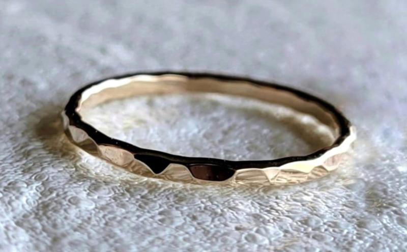 
            アクセサリー K14GF 槌目リング 2㎜幅 選べるサイズ 指輪 アクセサリー ジュエリー K14 ゴールドフィルド リング レディース 食べ物以外 メンズ ペア シンプル 一点もの 華奢リング ピンキーリング ペアリング かわいい おしゃれ プレゼント ギフト 贈り物 10000円 FABBRICA OSAWA 神奈川 湘南 藤沢
          