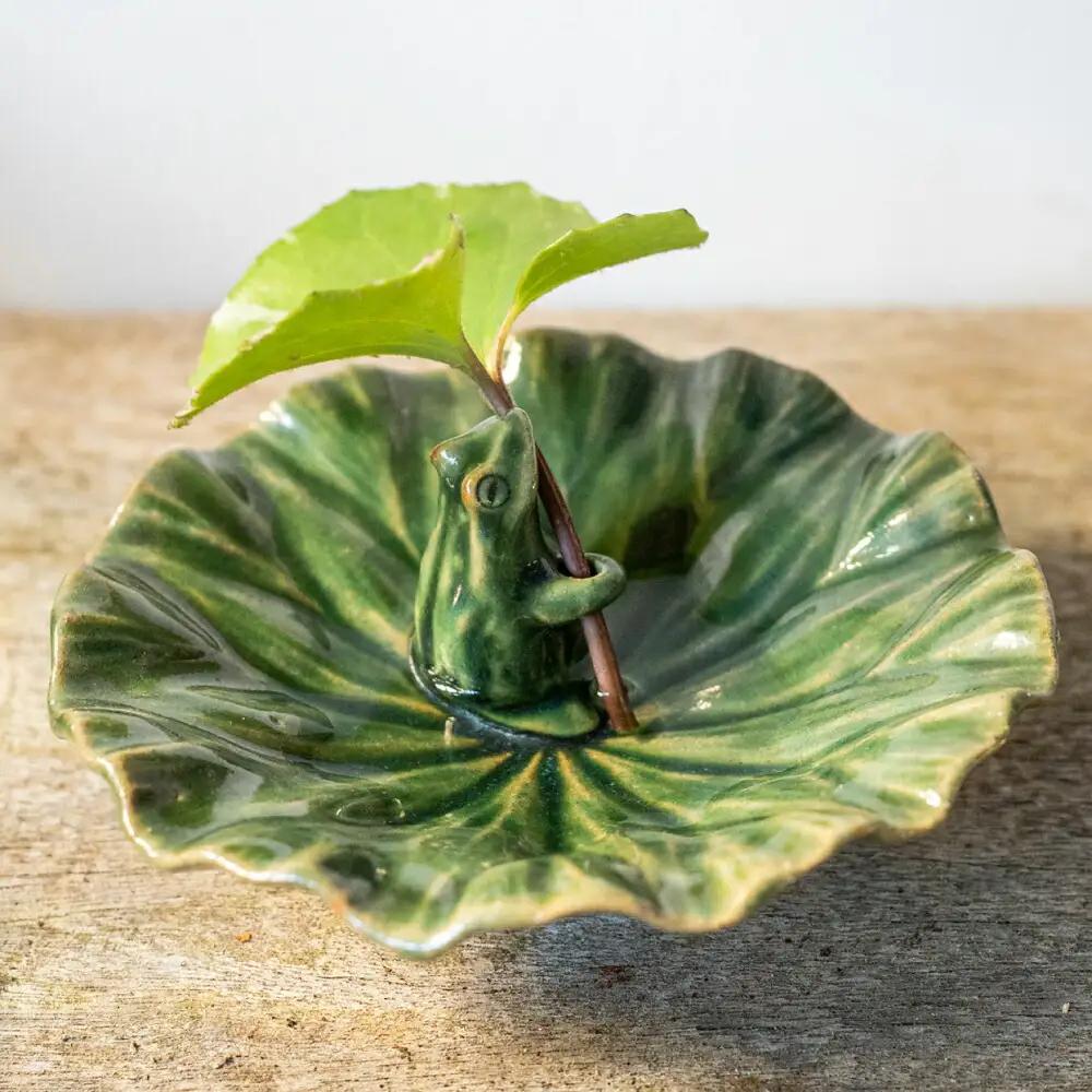 【波佐見町の陶芸作家 長瀬渉】蓮の上の蛙一輪挿し（中） 陶器 【ながせ陶房】 [UB03] 