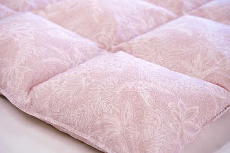 リサイクル羽毛掛布団　白州洗いのリサイクル羽毛ダウン90％使用　羽毛量1.6kg　冬掛けダブルサイズ（ピンク系色）