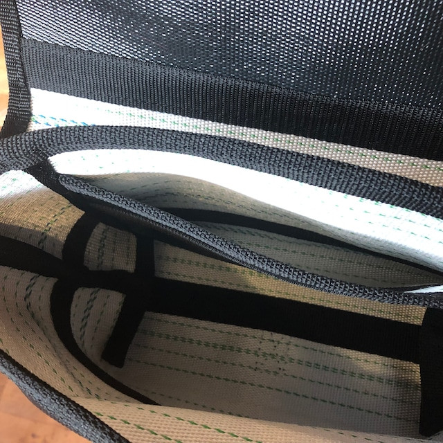 FIRE HOSE PRODUCTS　ボディバッグ　ブラック（M）
※こちらの画像は、【パイピングカラー：黒】です。
