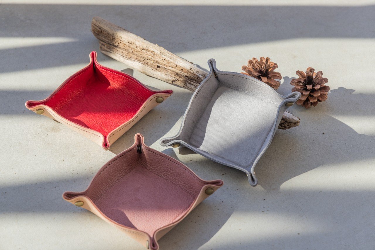 
            千葉県有害鳥獣捕獲協力隊　キョン革レザートレイ1個　　　　　　　　　　　　　　　　　　　　　　　　　　　　　　　　　　　　　　　　※こちらの返礼品では、希望する寄附金の使い道を、千葉県有害鳥獣捕獲協力隊支援隊員とみなさせていただきます。
          