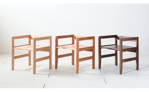 
            テーブルの下にぴったり入るダイニングチェア　漢字の『月』に見えるムーンチェア【素材をお選びください】
          