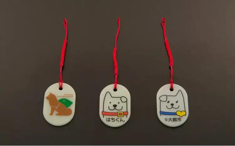 30P7304【防災用品】光る「はちくん・秋田犬の里」ストラップ3個セット【佐藤吉 】