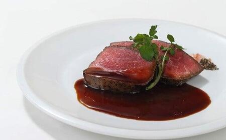 職人が焼き上げた 黒毛和牛 特選 炭火焼 ローストビーフ 800g (独自の直火焼き製法 ローストビーフ 黒毛和牛 ローストビーフ 牛肉 ローストビーフ ブロック ローストビーフ 肉 ローストビーフ 