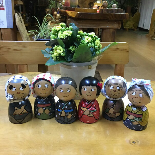 【ふるさと納税】みちのくファミリーこけし 6個セット 創作こけし 工芸品 こけし オリジナル 置物 家族 木製 伝統 プレゼント 和雑貨 日本土産 インテリア オブジェ民芸 工房 手作業 秋田 潟上市 人気 おすすめ ランキング【鷺舞工房】