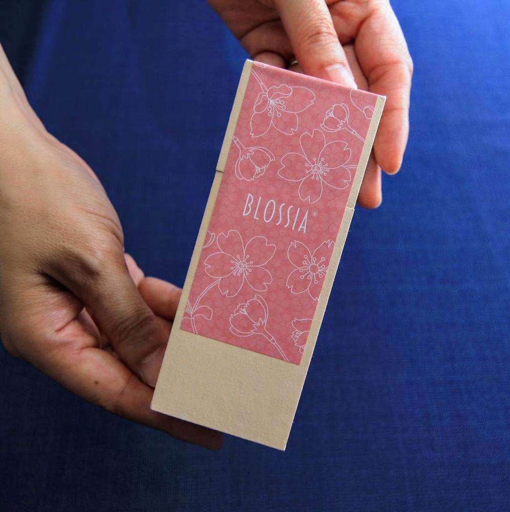四日市萬古焼ボトルに入った、桜のフレグランススプレー BLOSSIA 50ml 御幸毛織│四日市 萬古焼 万古焼 アロマスプレー 桜の香り アロマ 香り 癒し 安眠 睡眠 気分転換 リフレッシュ_イメ