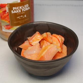 北海道の鮭のみ使用した鮭とばの酢漬け「ピクルドサケトバ」340g×2個【配送不可地域：離島】